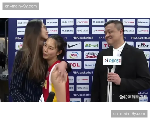 老将的最后一舞：赛后，全场观众起立鼓掌向即将退役的队长致敬