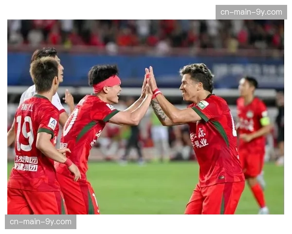 镜头记录:梅州客家中场球员连续三次铲抢,点燃主场气氛